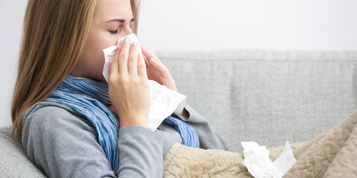 5 ways to ward off a cold woman blowing nose